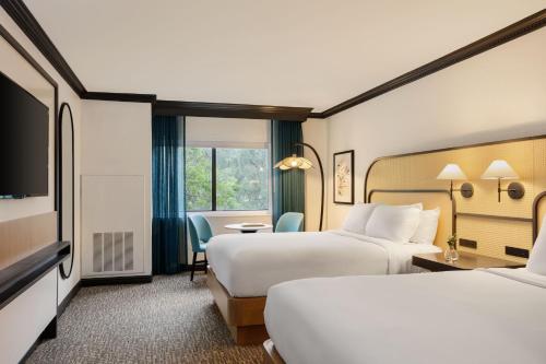 布卡拉顿博卡拉顿万丽酒店 的酒店客房设有两张床和电视。