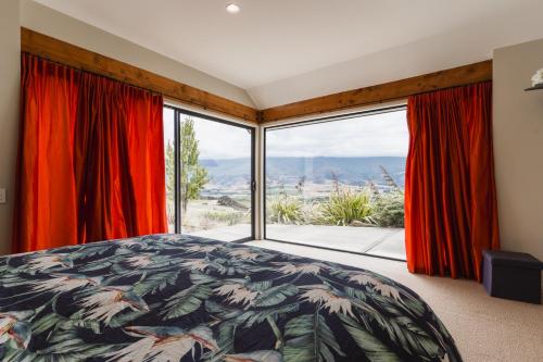 TarrasChinamans Ridge on Chinamans Terrace - Bendigo, Tarras - Central Otago的一间卧室设有一张床和一个大窗户