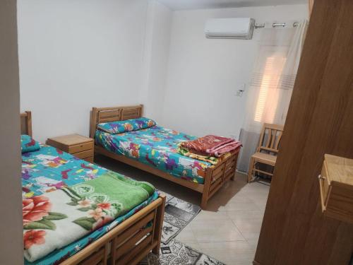 马特鲁港شقه الهاني的一间卧室设有两张床和窗户。