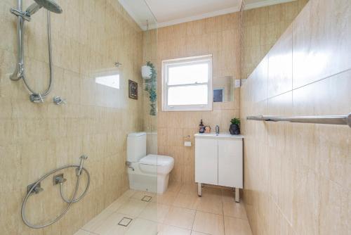 悉尼Bright and Beautiful in Burwood的浴室配有卫生间、淋浴和盥洗盆。