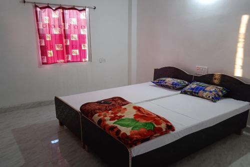 菩提伽耶OYO Shiv guru guest house的一张位于带窗户的房间的床