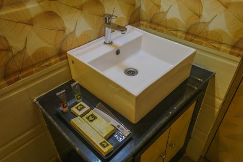 kolkataMohar Residency的浴室内黑色柜台上的白色水槽