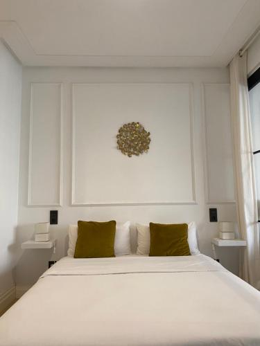 马德里Lujoso apto Paseo Del Prado的卧室配有带绿色枕头的大型白色床