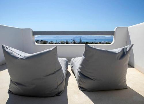 圣安娜纳克索斯White Nadora Naxos Villa的海景阳台上的2个枕头