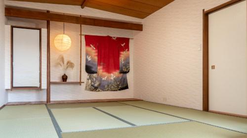 热海Geisha House Atami - fireworks view的墙上有两幅画的房间