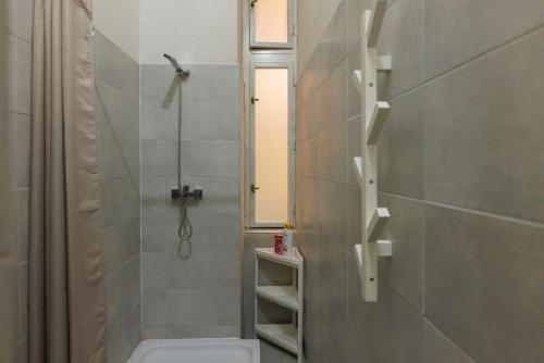 蒂米什瓦拉Victoriei Square Apartment的带淋浴、卫生间和盥洗盆的浴室