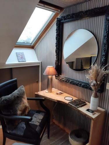 博兰Reve gourmand的客房设有书桌、镜子和椅子。