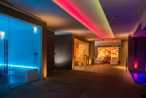 利维松多里5Miglia Hotel & Spa的天花板上设有彩色灯光的走廊