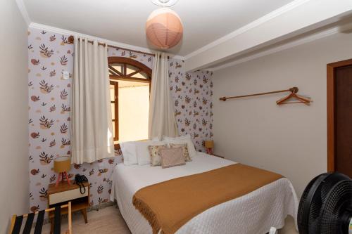 迪亚曼蒂纳POUSADA CAPIM LIMÃO的一间卧室设有一张床和一个窗口