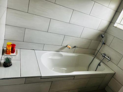 恩多拉Elisheva apartment的白色瓷砖墙内带水槽的浴室