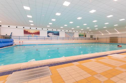 利维松多里5Miglia Hotel & Spa的蓝色海水大型室内游泳池