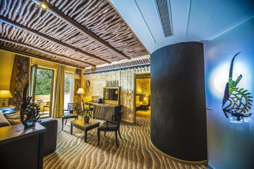 上塔尔卡尼班巴拉高级酒店的带沙发和电视的客厅