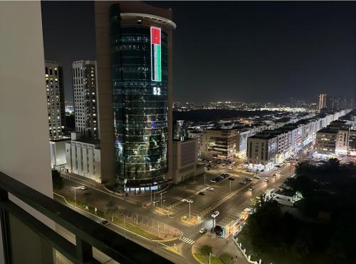 阿布扎比Heart of Abu Dhabi - Wonder Balcony Room的城市天际线,夜晚有高楼