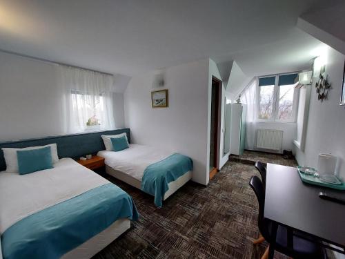 坎皮纳卡萨布兰卡旅馆的酒店客房配有两张床和一张书桌