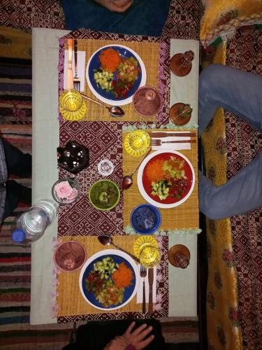 梅克内斯Riad Dar Pa Labzioui的一张桌子上放着许多盘子的食物