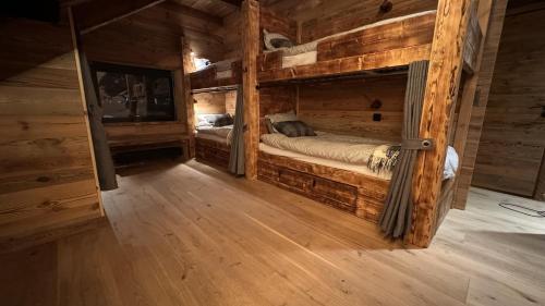 伊德勒Chillouthouse Idre的小木屋内一间卧室配有两张双层床