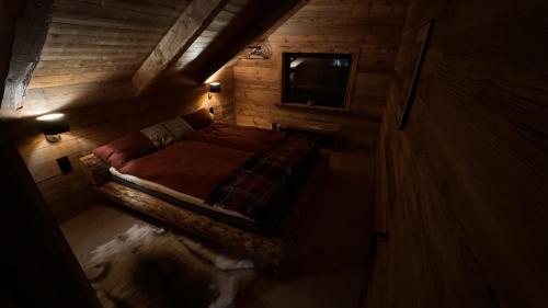 伊德勒Chillouthouse Idre的小型客房的一张床铺享有高空景致