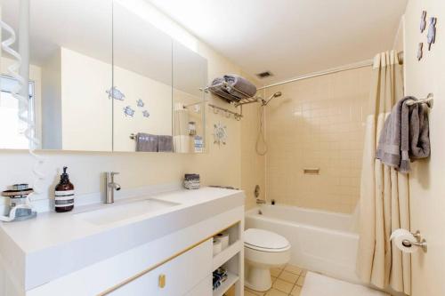 乌马考Carey Beach Villa的浴室配有盥洗盆、卫生间和浴缸。