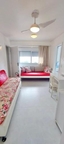 弗洛里亚诺波利斯Próximo shopping Beira Mar的一间卧室配有两张床和一张沙发。
