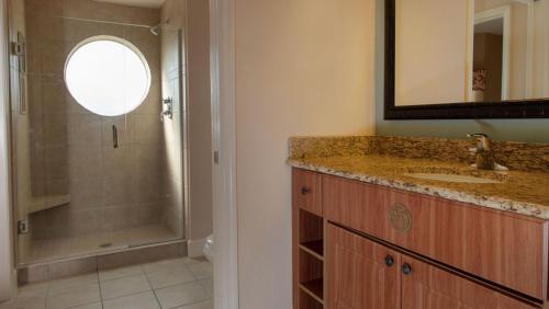 奥兰多Westgate Town Resort的带淋浴、盥洗盆和镜子的浴室