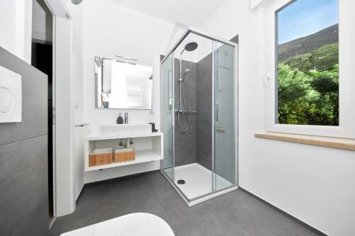 马尔切西内Lake View Luca Apartment的带淋浴和盥洗盆的浴室