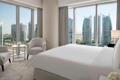 迪拜JW Marriott Hotel Marina的卧室设有白色的床和大窗户