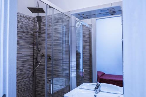 罗马德埃斯特酒店的带淋浴、水槽和镜子的浴室
