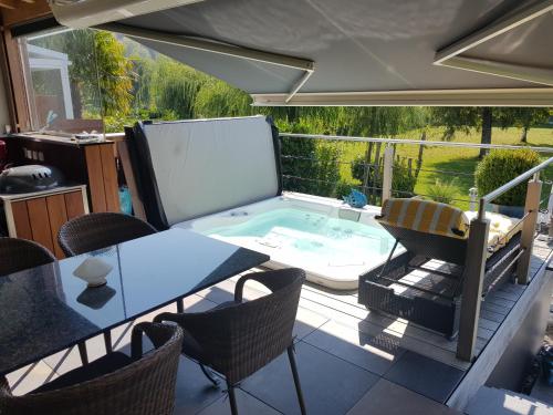 伯特班迪索斯Joli Bungalow & Spa的一个带桌椅的庭院和一个游泳池