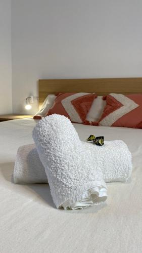维戈Casa rural completa y con garaje的卧室床上的白色毛巾