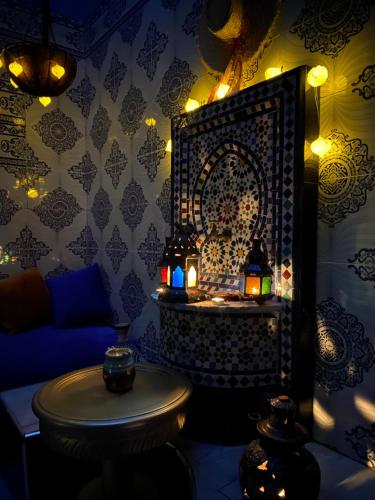 拉巴特Dar El Yacout的一间配有沙发和一张带灯的桌子的房间