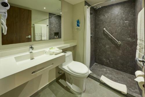 坎昆City Express by Marriott Cancun Aeropuerto的浴室配有卫生间、盥洗盆和淋浴。