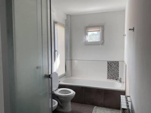 乌斯怀亚Casa Fin del Mundo的浴室配有白色浴缸和卫生间。