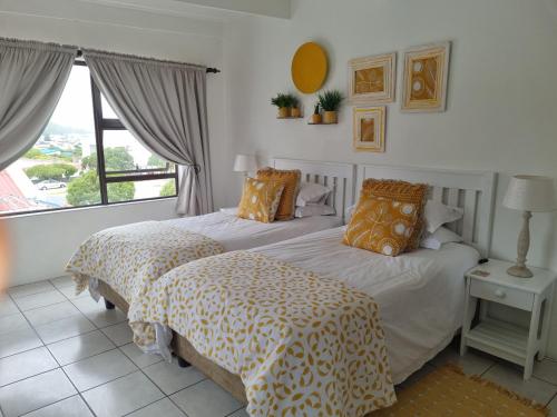 阿古拉斯South Of Africa的一间卧室设有两张床和大窗户