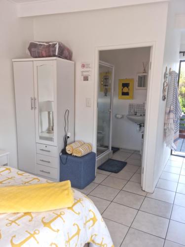 阿古拉斯South Of Africa的一间卧室配有一张床,浴室设有水槽