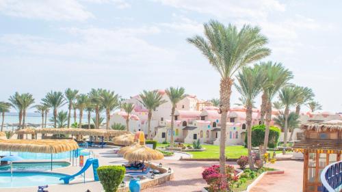 马萨阿拉姆Protels Crystal Beach Resort的享有带游泳池和棕榈树的度假村的景致
