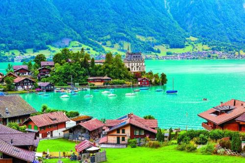 伊瑟尔特瓦尔德Chalet Swiss Alpine Haven的享有水面上船只的村庄景色
