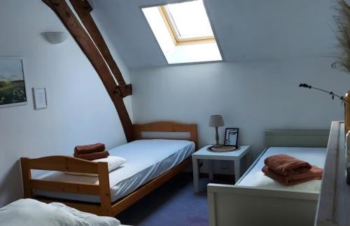 PréverangesLa Tour du Boueix的一间小卧室,配有两张床和窗户