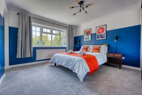索利赫尔Large 4 bedroom house - driveway - close to NEC!的蓝色的卧室设有床和窗户