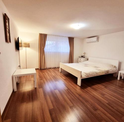 Bosanski ŠamacApartment Kapetanovic的一间卧室配有一张床,铺有木地板