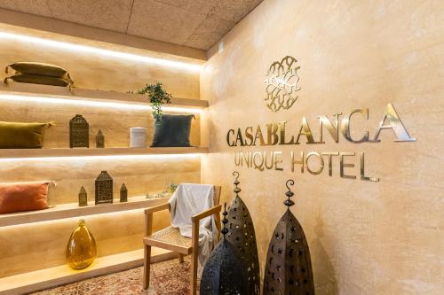 蒙蒂戈杜Casablanca Unique Hotel的一家商店,上面标有卡萨布兰卡的独特酒店