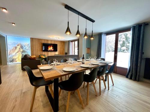 莱德萨阿尔卑斯Appartements Chalet Lauranoure Centre Station的一间带大桌子和椅子的用餐室