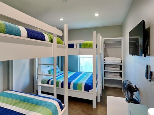阿兰瑟斯港No - Agenda - Hacienda的客房设有三张双层床和电视。