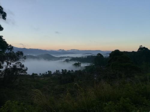 哈普特莱Dinu Homestay的享有山区的雾 ⁇ 山谷美景