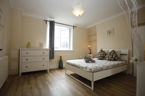 伦敦COSY CAMDEN 2 BEDROOM APARTMENT WITH TERRACE的一间卧室设有一张床和一个窗口