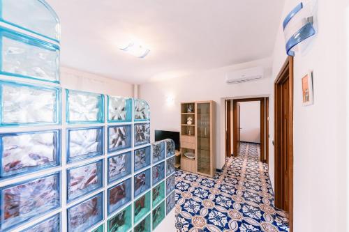 拉维罗Casa Vacanze La Trinità的墙上铺有蓝色和白色瓷砖的房间