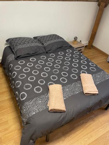 小克维伊Chambre meublé idéale pour déplacement d'affaires的卧室里一张带两条毛巾的床