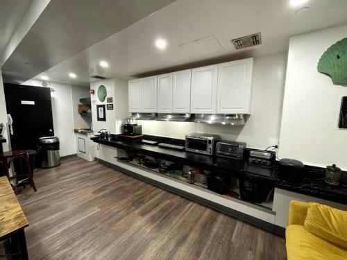 纽约Hotel-Studio @ The Mansfield Midtown的一间铺有木地板的大厨房,配有白色的橱柜