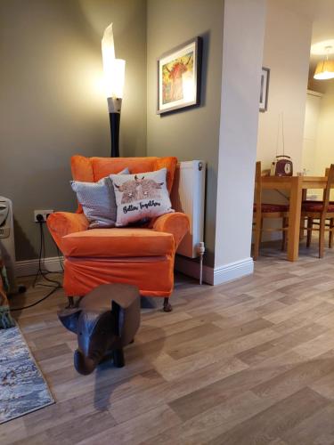 基尔代尔The Veterinary @ Kildare Village的客厅配有橙色椅子和桌子