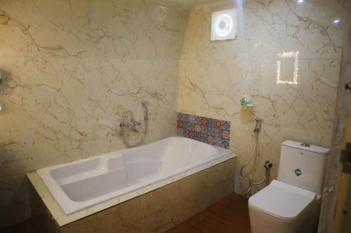 科代卡纳尔Royal Adventures的带浴缸和卫生间的浴室。