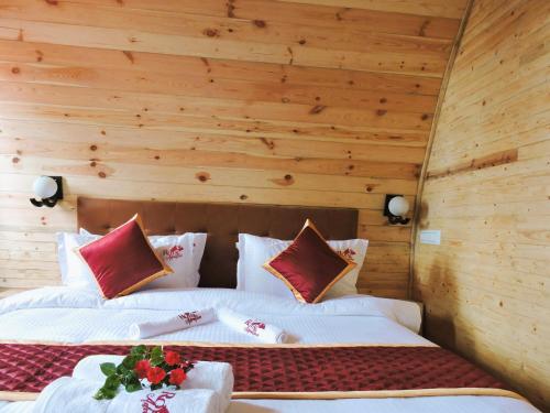 科代卡纳尔Royal Adventures的木墙客房的两张床